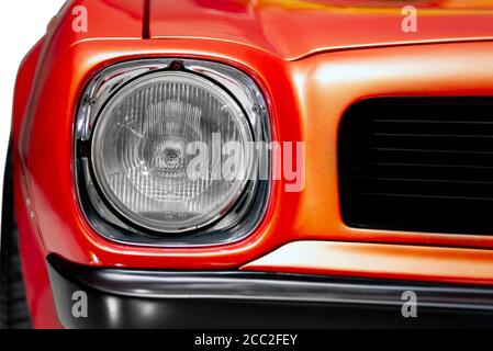 Izmir, Türkei - 11. Juli 2020: Nahaufnahme eines orangefarbenen 1974 Pontiac Firebird Scheinwerfers. Stockfoto