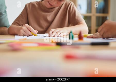 Nahaufnahme von Sommersprossen Mädchen Zeichnung Bilder mit Buntstiften, während genießen Kunst-Klasse in der Vorschule, kopieren Raum Stockfoto