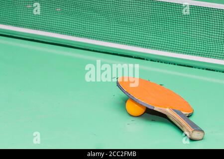 Alte Tischtennisschläger auf dem Spieltisch. Stockfoto