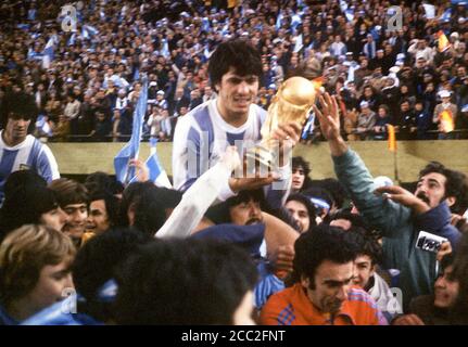 Daniel Passarella feiert die FIFA Fußball-Weltmeisterschaft Argentinien 1978 und hält in diesen Händen die FIFA Fußball-Trophäe Stockfoto