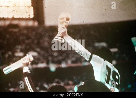 Daniel Passarella feiert die FIFA Fußball-Weltmeisterschaft Argentinien 1978 und hält in diesen Händen die FIFA Fußball-Trophäe Stockfoto