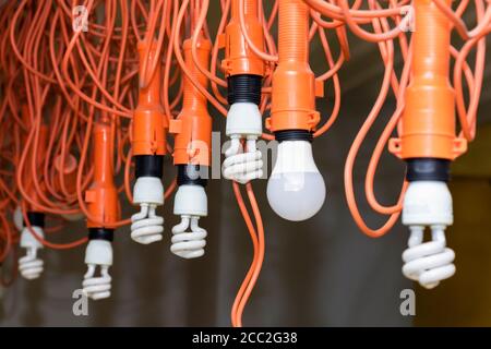 Foto von hängenden Glühlampen mit Tiefenschärfe. Stockfoto