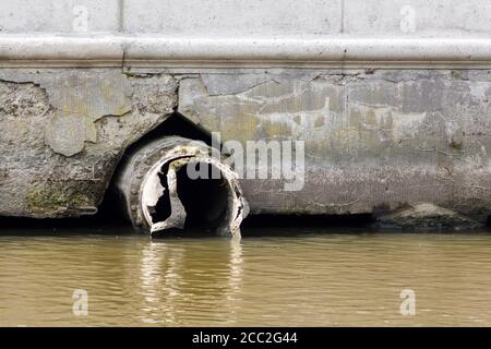 Giftiges Wasser aus Kanalisation in schmutzigen unterirdischen Kanalisation für Baggerarbeiten Abflusstunnel Reinigung. Stockfoto