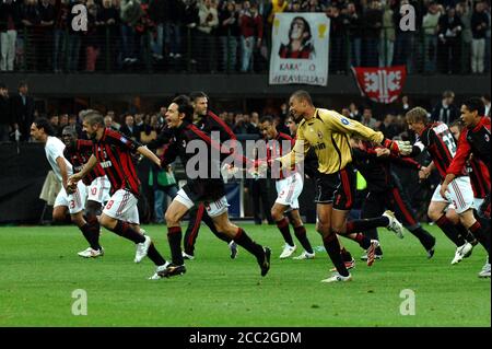Mailand Italien , 02. Mai 2007, 'SAN SIRO' Stadion, UEFA Champions League 2006/2007, AC Mailand - FC Manchester United: Die Mailänder Spieler feiern den Sieg am Ende des Spiels Stockfoto