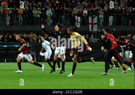 Mailand Italien , 02. Mai 2007, 'SAN SIRO' Stadion, UEFA Champions League 2006/2007, AC Mailand - FC Manchester United: Die Mailänder Spieler feiern den Sieg am Ende des Spiels Stockfoto