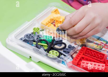 Kinderdesigner. Details für Kinder spielen. Zahnräder und Räder. Stockfoto