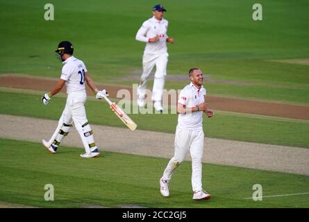 Essex's Jamie Porter (rechts) feiert den dritten Tag des Bob Willis Trophy-Spiels auf dem 1. Central County Ground in Hove das Wicket von Sussex's Tom Haines (links). Stockfoto