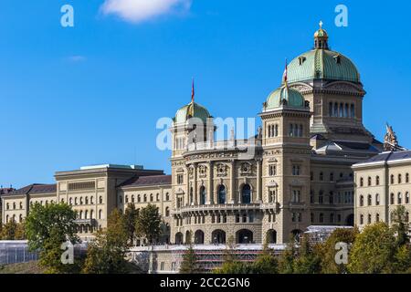 Blick auf den Bundespalast der Schweiz (Parlamentsgebäude) Von Süden in der Altstadt der Schweizer Hauptstadt Bern An sonnigen Herbsttag mit blauem Himmel und cl Stockfoto