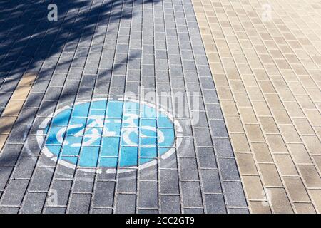 schild Radweg auf den Pflasterplatten im Park Stockfoto