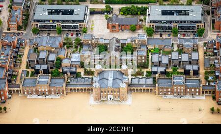 Horizontale Luftaufnahme des Gebäudes der Royal Military Academy in Woolwich, London. Stockfoto