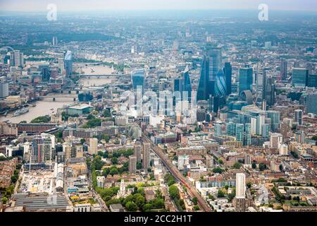 Horizontale Luftaufnahme von der City of London nach Westen zum Embankment über London. Stockfoto