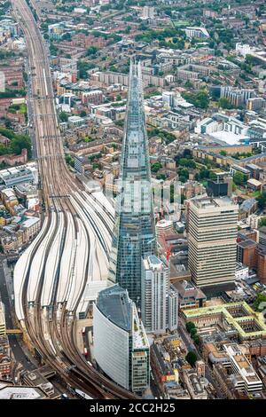 Vertikale Luftaufnahme des Shard Wolkenkratzers, Guy's Hospital und der neu renovierten London Bridge Station in London. Stockfoto