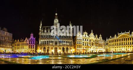 Panorama des Grand Place bei Nacht in Brüssel, Belgien Stockfoto