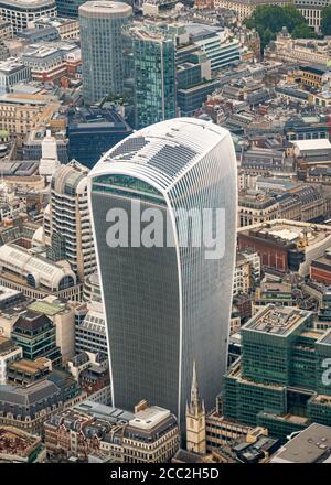 Vertikale Luftaufnahme des Wolkenkratzers Walkie Talkie, St Mary's Axe in der City of London. Stockfoto