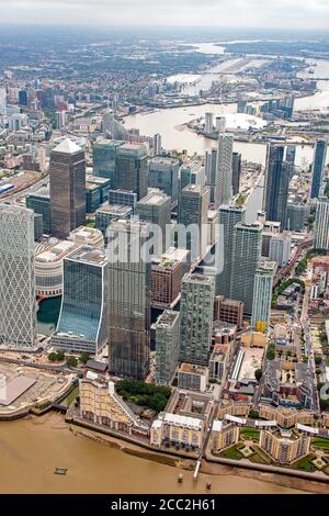 Vertikale Luftaufnahme der Canary Wharf Wolkenkratzer und des O2 Messezentrums in Greenwich, London. Stockfoto