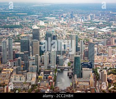 Horizontale Luftaufnahme der Wolkenkratzer in Canary Wharf und des Olympiastadions über London. Stockfoto