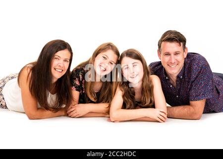 Horizontales Porträt einer jungen Familie auf weißem Hintergrund in einem Studio oder High-Key. Stockfoto