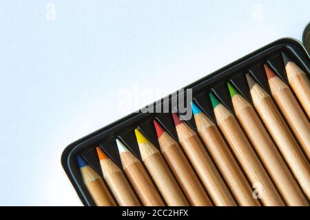 Schönes Set von bunten Bleistiften in einer Reihe gestapelt Stockfoto