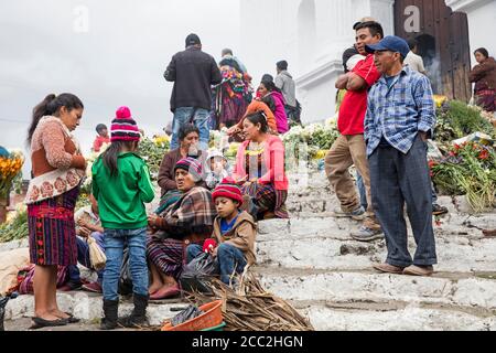 Einheimische Maya K'iche verkaufen Blumen am Markttag vor der Kirche Iglesia de Santo Tomás in Chichicastenango, El Quiché, Guatemala Stockfoto