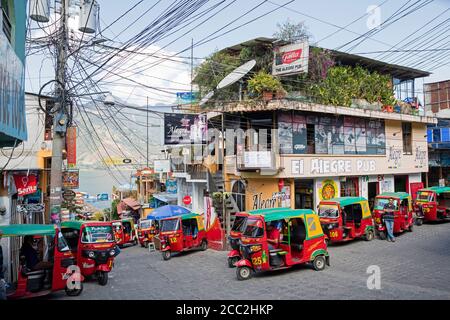 Rot gefärbte Tuk-Tuks / Mototaxis in der Stadt San Pedro La Laguna in der Nähe des Lago de Atitlán / Lake Atitlan, Sololá Department, Guatemala, Mittelamerika Stockfoto