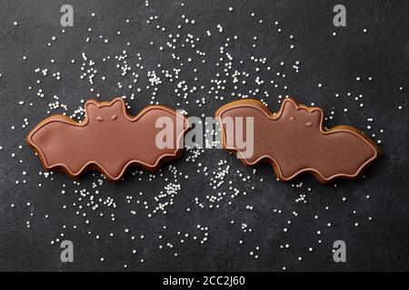 Lustige Halloween Lebkuchen Kekse auf schwarzem Hintergrund Stockfoto