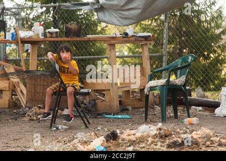 Cedar Rapids, Iowa, USA. August 2020. 16. August 2020: Mitglieder der Phillips und Salvador Familien haben ihre Küche und Wohnzimmer außerhalb ihrer Wohnung eingerichtet, seit ihr Gebäude verurteilt wurde. Cedar Terrace Apartments, eine Gemeinschaft von vielen, die Flüchtlinge in ihrem eigenen Land waren, wurde während des Sturms, der die Gegend am Montag, den 10. August heimgesucht hatte, verschlingt. Viele der Gebäude sind verurteilt, so dass die Bewohner draußen in Zelten schlafen. Nachdem die Lokalnachrichten erschienen sind, kommen Spenden und die Feuerwehr versucht, so viele wie möglich in Unterstände zu stecken. Schade Stockfoto