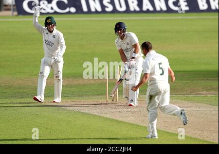 Steven Mullaney (rechts), Kapitän von Nottinghamshire, feiert den dritten Tag des Bob Willis Trophy-Spiels in Trent Bridge, Nottingham, das Wicket von Lancashire's Liam Livingstone. Stockfoto