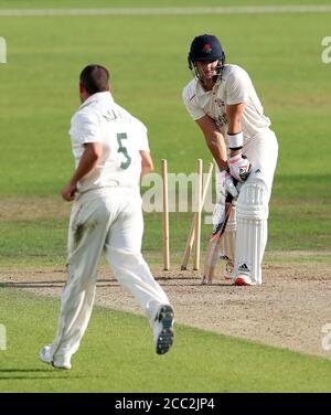 Steven Mullaney (links), Kapitän von Nottinghamshire, feiert den dritten Tag des Bob Willis Trophy-Spiels in Trent Bridge, Nottingham, das Wicket von Lancashire's Liam Livingstone. Stockfoto