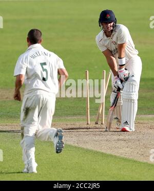 Steven Mullaney (links), Kapitän von Nottinghamshire, feiert den dritten Tag des Bob Willis Trophy-Spiels in Trent Bridge, Nottingham, das Wicket von Lancashire's Liam Livingstone. Stockfoto