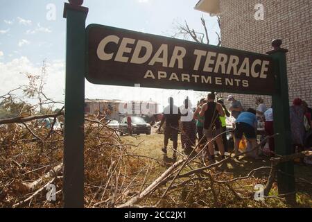 Cedar Rapids, Iowa, USA. August 2020. 16. Aug. 2020: Freiwillige haben es auf sich genommen, den Bewohnern eines Wohnkomplexes zu helfen. Cedar Terrace Apartments, eine Gemeinschaft von vielen, die Flüchtlinge in ihrem eigenen Land waren, wurde während des Sturms, der die Gegend am Montag, den 10. August heimgesucht hatte, verschlingt. Viele der Gebäude sind verurteilt, so dass die Bewohner draußen in Zelten schlafen. Nachdem die Lokalnachrichten erschienen sind, kommen Spenden und die Feuerwehr versucht, so viele wie möglich in Unterstände zu stecken. Leider weigern sich viele von ihnen, ihre Sachen zurückzulassen, also sind sie awa Stockfoto