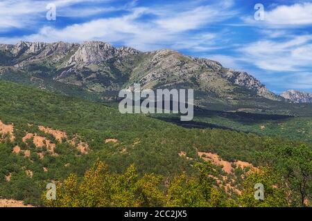 Landschaftlich schöne Aussicht auf die Krimberge, den wolkigen Himmel und das Tal. Tschatyr-Dag Bergmassiv, Krim. Berühmte Wanderroute. Stockfoto