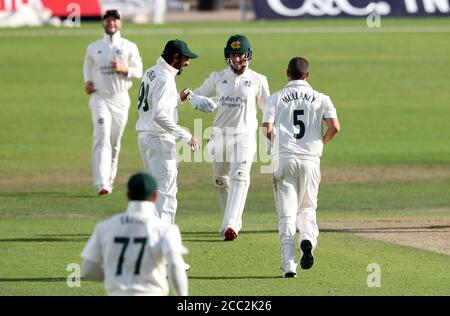 Nottinghamshire Kapitän Steven Mullaney (rechts) feiert mit seinen Teamkollegen, nachdem er das Wicket von Lancashire's Liam Livingstone am dritten Tag des Bob Willis Trophy Spiels in Trent Bridge, Nottingham, gewonnen hat. Stockfoto