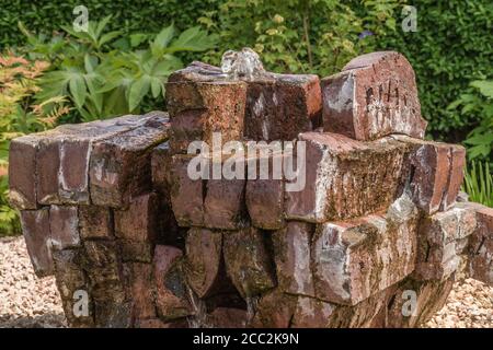Alte Brunnen aus Ziegelsteinen gebaut. Stockfoto