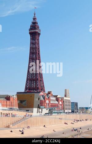 Blackpool Turm und Meer vor dem Nordpier Stockfoto