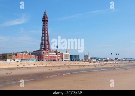 Blackpool Turm und Meer vor dem Nordpier Stockfoto