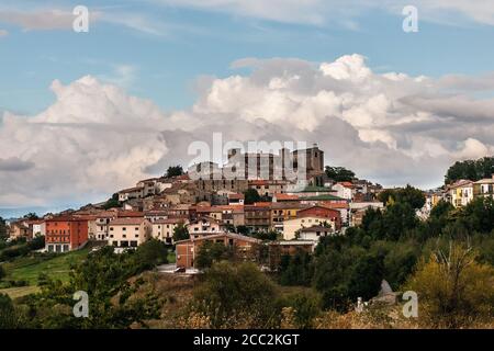 Ein Blick auf das historische italienische Dorf Torella di Sannio in Molise, auf einem Hügel gebaut Stockfoto