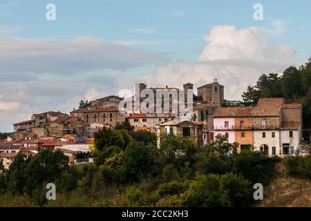 Ein Blick auf das historische italienische Dorf Torella di Sannio in Molise, auf einem Hügel gebaut Stockfoto