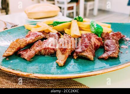 Gegrilltes Schweinehals-Steak mit Kartoffeln Stockfoto