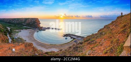 Küstenlandschaft - Draufsicht auf den Sonnenaufgang im Bolata Bucht an der Schwarzmeerküste von Bulgarien Stockfoto