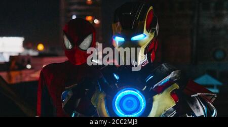 Zwei Cosplayer stehen in Bildern von Spider-man und Iron man bei Nacht zusammen. Stockfoto