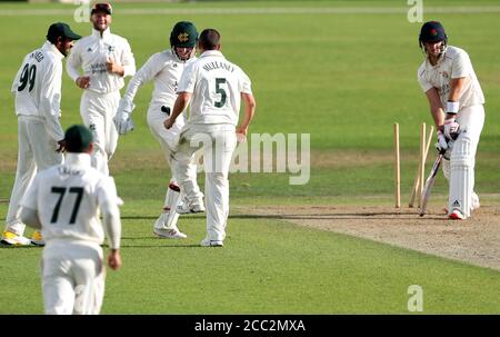 Nottinghamshire Kapitän Steven Mullaney (zweiter rechts) feiert mit seinen Teamkollegen, nachdem er das Wicket von Lancashire's Liam Livingstone (rechts) während des dritten Tages des Bob Willis Trophy Spiels in Trent Bridge, Nottingham, gewonnen hat. Stockfoto