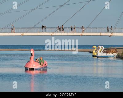 Tretboote auf dem Fluss Fuengirola. Provinz Málaga, Andalusien, Spanien. Stockfoto