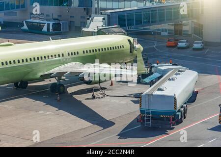 Tankwagen Betanken eines Flugzeugs auf dem Flughafen Stockfoto