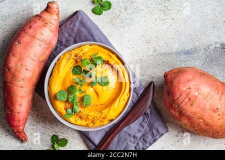 Süßkartoffel-Hummus in einer grauen Schüssel. Stockfoto