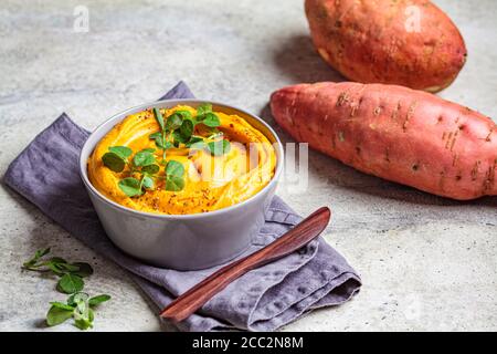 Süßkartoffel-Hummus in einer grauen Schüssel. Stockfoto