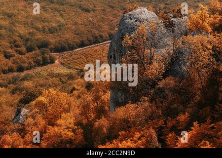 Malerische Aussicht auf fantastische Krimfelsen. Malerische Herbstlandschaft. Innere Krim. Stockfoto