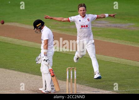 Essex's Aaron Beard (rechts) feiert, das Wicket von Sussex's Harry Finch am dritten Tag des Bob Willis Trophy Spiels auf dem 1. Central County Ground, Hove, zu nehmen. Stockfoto