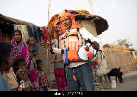 Als Mitglied eines Frühwarnsystems sendet die Task Force den Alarm einer drohenden Flut des nahe gelegenen Gandak Flusses an seine Mitgemeinschaftsmitglieder. Stockfoto