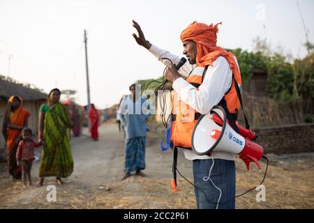 Als Mitglied eines Frühwarnsystems sendet die Task Force den Alarm einer drohenden Flut des nahe gelegenen Gandak Flusses an seine Mitgemeinschaftsmitglieder. Stockfoto