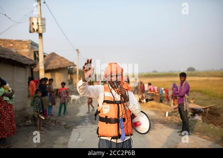 Als Mitglied eines Frühwarnsystems sendet die Task Force den Alarm einer drohenden Flut des nahe gelegenen Gandak Flusses an seine Mitgemeinschaftsmitglieder. Stockfoto